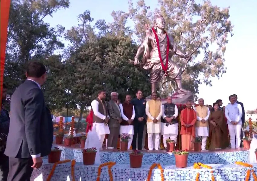 चौधरी चरण सिंह एयरपोर्ट पर भगवान लक्ष्मण की प्रतिमा का रक्षा मंत्री ने किया अनावरण, मुख्यमंत्री योगी भी रहे मौजूद 