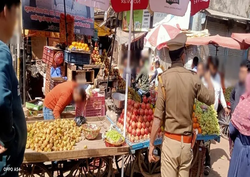 अयोध्या: चौक-घंटाघर से पुलिस ने हटवाया अतिक्रमण 