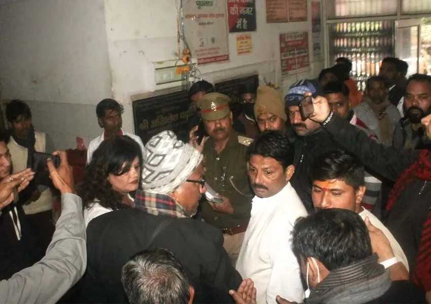 बाराबंकी: दुर्गंध से आठ छात्र-छात्राओं की हालत बिगड़ी, जिला चिकित्सालय में चल रहा इलाज, जांच में जुटी पुलिस