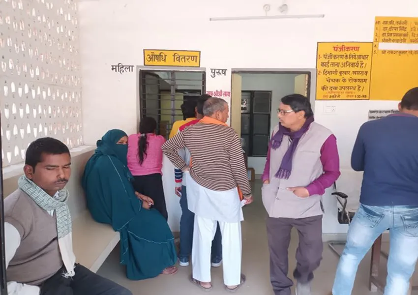 बहराइच: होम्योपैथिक अस्पताल में प्रतिदिन पहुंच रहे चिकन पॉक्स के मरीज, सोशल डिस्टेंस का भी नहीं हो रहा पालन