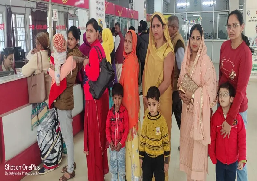 अयोध्या: सुकन्या समृद्धि योजना में खाता खुलवाने  के लिए जुटी भीड़, प्रधान डाकघर में खोला गया है विशेष काउंटर