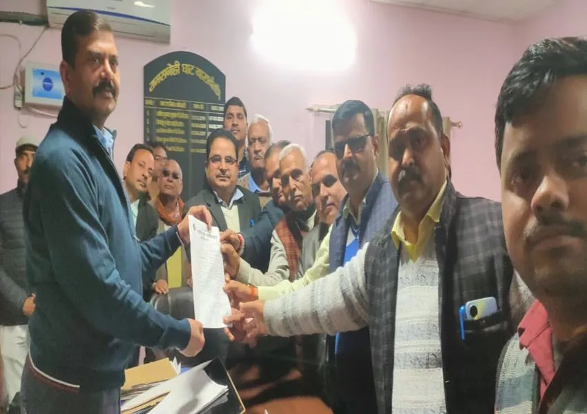 बाराबंकी: अधिवक्ताओं ने स्वामी प्रसाद मौर्य के खिलाफ  खोला मोर्चा