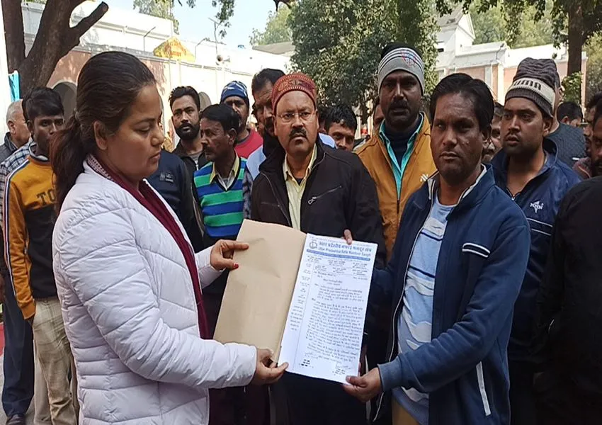 बहराइच: सफाई कर्मियों ने की नारेबाजी, कहा- ईओ करते हैं जातिसूचक अपशब्दों का प्रयोग  