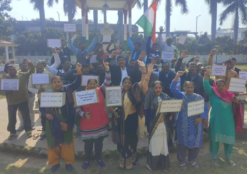 अयोध्या: भुगतान की मांग को लेकर जमाकर्ताओं ने सहारा इंडिया के खिलाफ किया प्रदर्शन