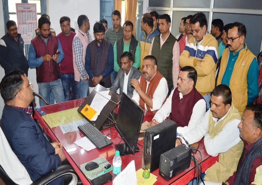 अयोध्या: वेतन को लेकर शिक्षकों ने वित्त एवं लेखाधिकारी दफ्तर घेरा, सौंपा ज्ञापन