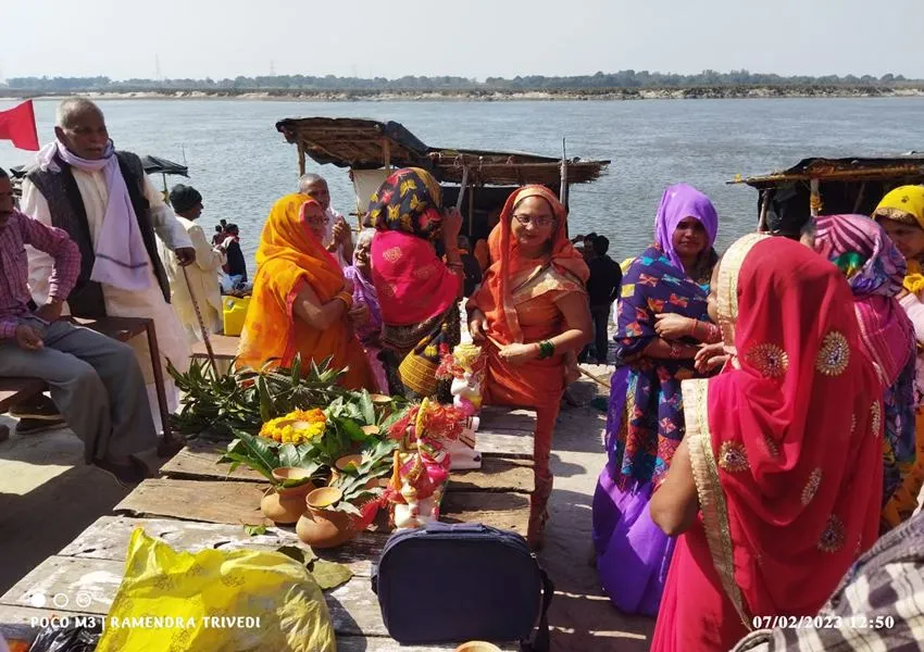 रायबरेली: शिवालय में प्राण प्रतिष्ठा के लिए गंगा तट पर शिवलिंग के साथ पहुंची मूर्तियां