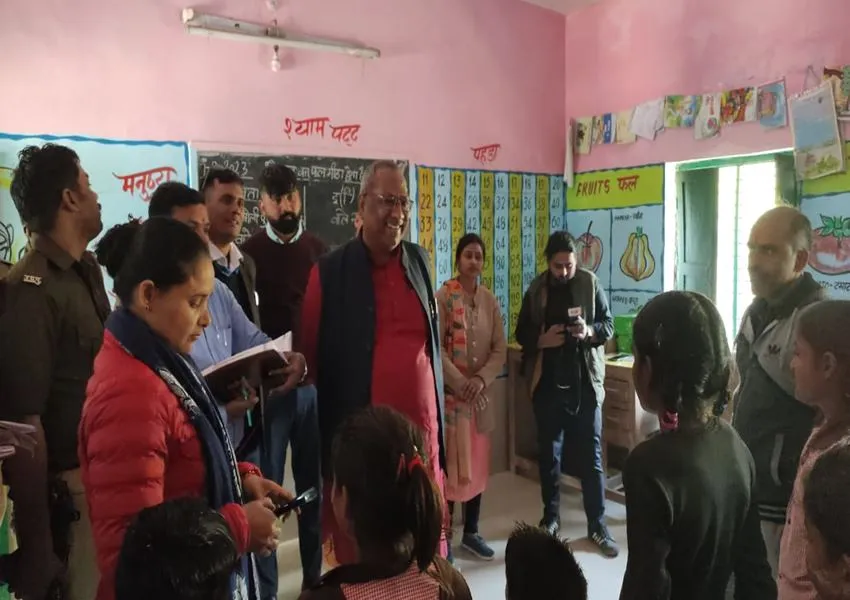बहराइच: छात्रा से कविता सुनकर प्रभारी मंत्री ने दी शाबाशी, सीएचसी और प्राथमिक विद्यालय का किया निरीक्षण