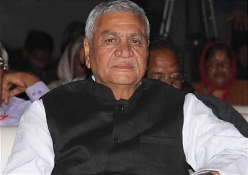 कमल और गुलाब की खुशबू भौंरा जानता है नाली का कीड़ा नहीं- योगी के मंत्री स्वामी प्रसाद पर कसा तंज 