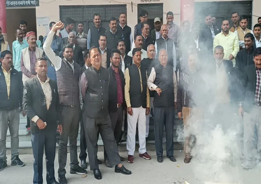 बहराइच: सुरक्षा बिल लागू न होने नाराज वकीलों ने फूंका  सरकार का पुतला, राज्यपाल को भेजा ज्ञापन