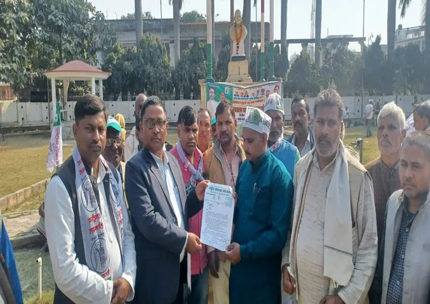 अयोध्या: गन्ना मूल्य घोषणा की मांग को लेकर रालोद ने किया प्रदर्शन, सौंपा ज्ञापन