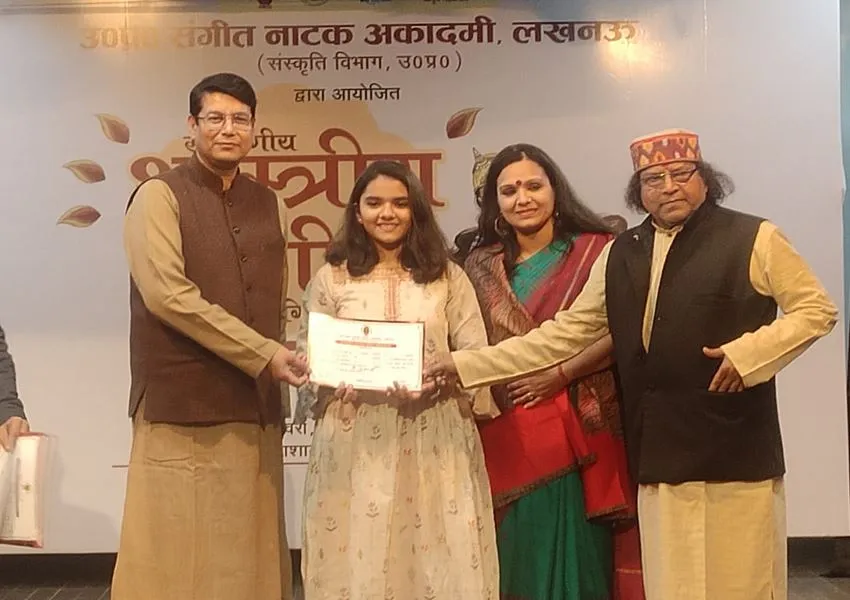 हरदोई: शास्त्रीय गायन में अनुषा त्रिवेदी को मिला पहला स्थान