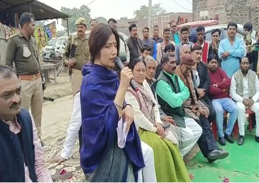  डिंपल यादव से ही चालू करा लेना सप्लाई- बोले अधिकारी, अंधेरे में डूबे भारापुर जरारा के लोग