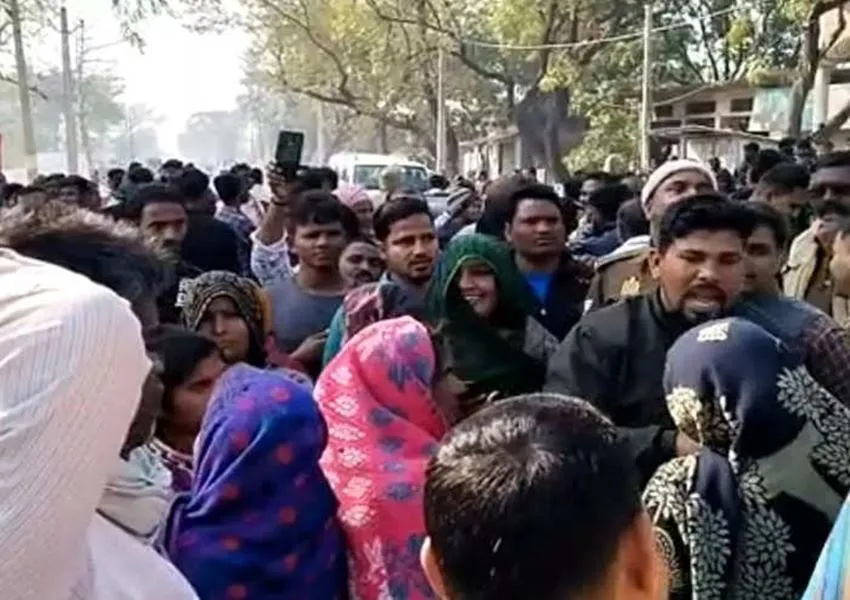 आजमगढ़: चौकी प्रभारी ने महिला और बेटियों को पीटा, ग्रामीणों ने किया घेराव, एसपी सिटी ने किया लाइनहाजिर