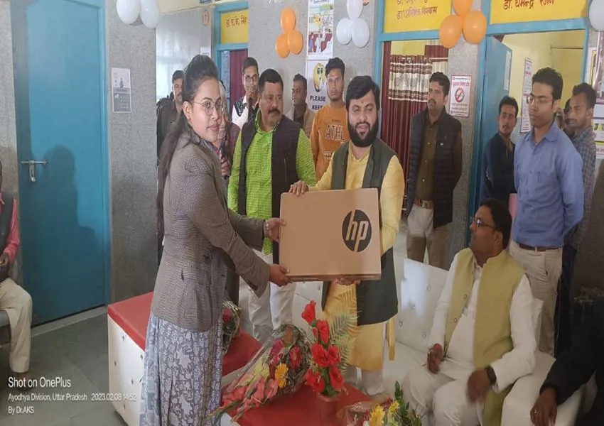 अयोध्या: कम्युनिटी हेल्थ अफसरों को वितरित किया लैपटॉप 