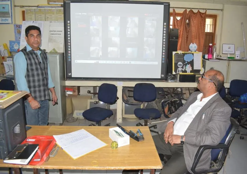 UP Board Exam: कड़ी सुरक्षा के बीच परीक्षा केंद्रों पर पर पहुंचे प्रश्न पत्र