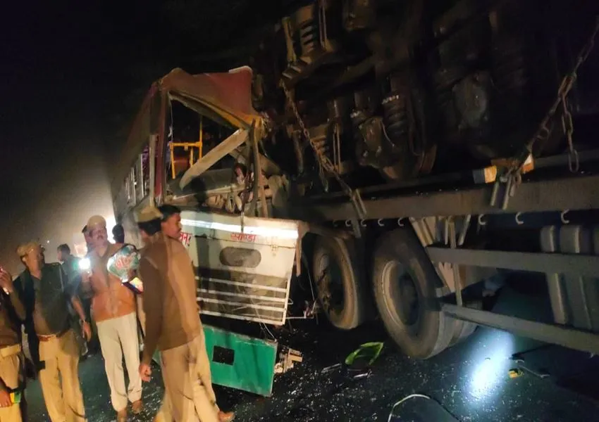 हरदोई: रोडवेज बस अनियंत्रित होकर ट्रेलर में घुसी, चालक सहित छह यात्री घायल