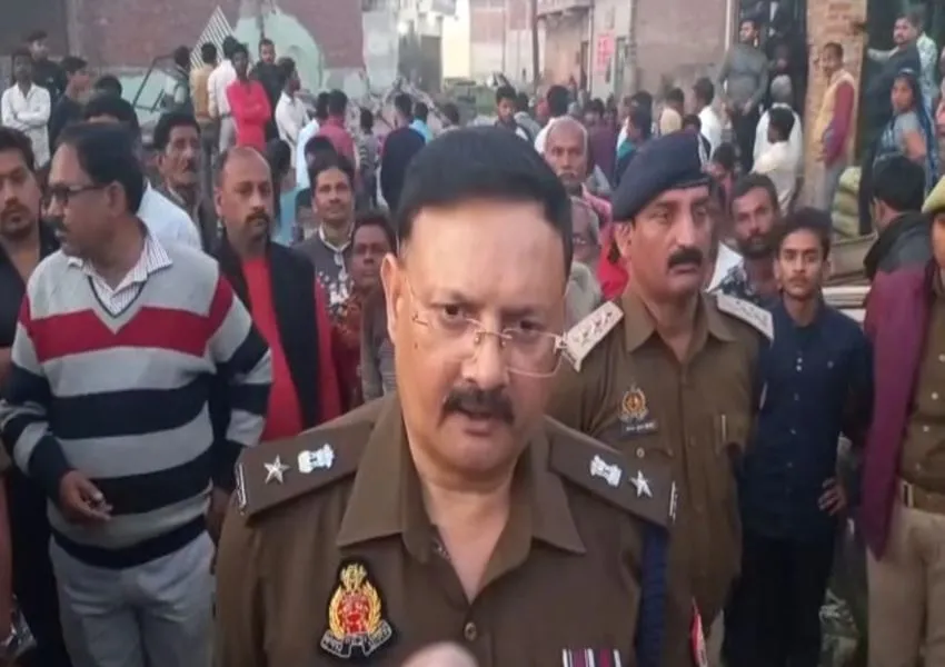 हरदोई में पलक झपकते ही जमींदोज हुआ मकान, पड़ोस के घर में जेसीबी से हो रही थी खुदाई, Video Viral