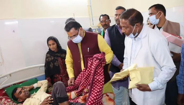 Chitrakoot News : प्रभारी मंत्री को मुआयने में सब कुछ मिला चकाचक,  जिला अस्पताल का किया औचक निरीक्षण