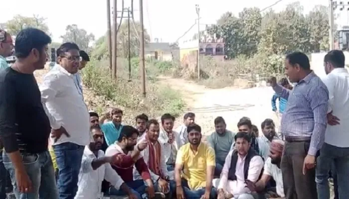 Chitrakoot News : गहमागहमी के बीच शुरू हुआ राष्ट्रीय बौद्ध सम्मेलन, Swami Prasad Maurya के आने की खबर पर भाजयुमो ने दिया धरना