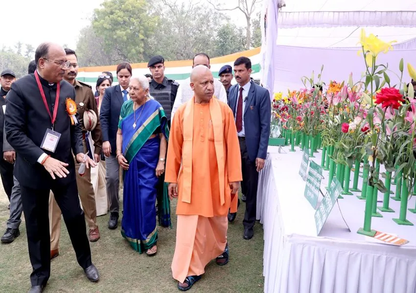 Lucknow : राजभवन में फल शाकभाजी व पुष्प प्रदर्शनी का राज्यपाल और मुख्यमंत्री ने किया शुभारंभ, देखें तस्वीरें 
