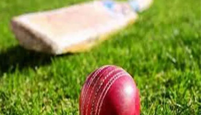 Kanpur: लड़कियों में बढ़ रहा क्रिकेट का क्रेज, BCCI की बोर्ड ट्रॉफी के साथ आईसीसी टूर्नामेंट में बिखेरा जलवा