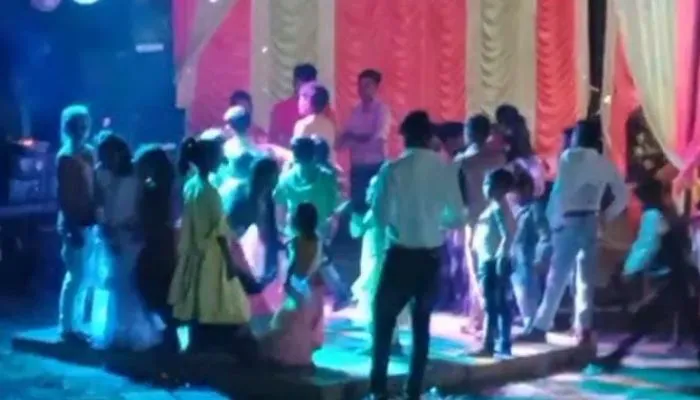 Auraiya News: चढ़ावा कम देख दुल्हन ने दूल्हे की बहन के साथ की मारपीट, बारातियों को बनाया बंधक, जानें- फिर क्या हुआ