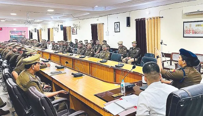 Kanpur News : कैप्सूल कोर्स में पढ़ाया शालीनता का पाठ, DCP Traffic Raveena Tyagi ने कार्रवाई का यह तरीका बताया