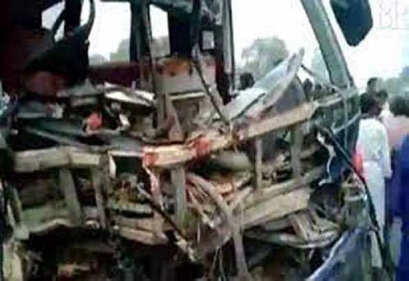 पाकिस्तान के खैबर पख्तूनख्वा में बड़ा हादसा, यात्री बस-ट्रेलर ट्रक की टक्कर में 18 लोगों की मौत 