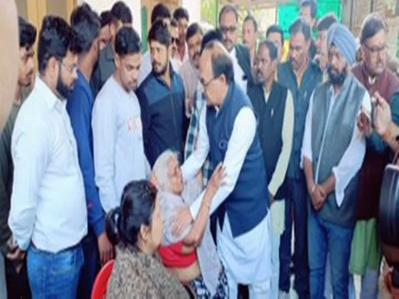 उमेश पाल के घर ढाढस बंधाने पहुंचे सिद्धार्थनाथ सिंह, बोले- सांप का फन कुचलना जानती है सरकार  