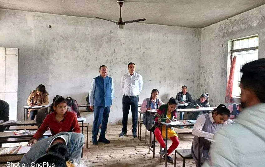 लखनऊ: यूपी बोर्ड 10वीं विज्ञान विषय की परीक्षा में सख्ती, JD और DIOS ने ग्रामीण क्षेत्र के केन्द्रों का किया निरीक्षण