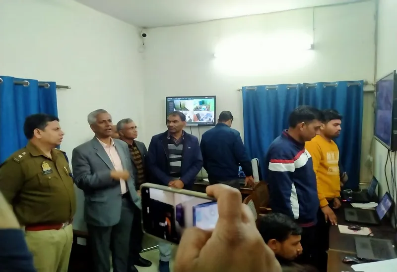 मुरादाबाद : अरे! डीएम साहब आ गए, जल्दी सीट पर बैठ जाओ