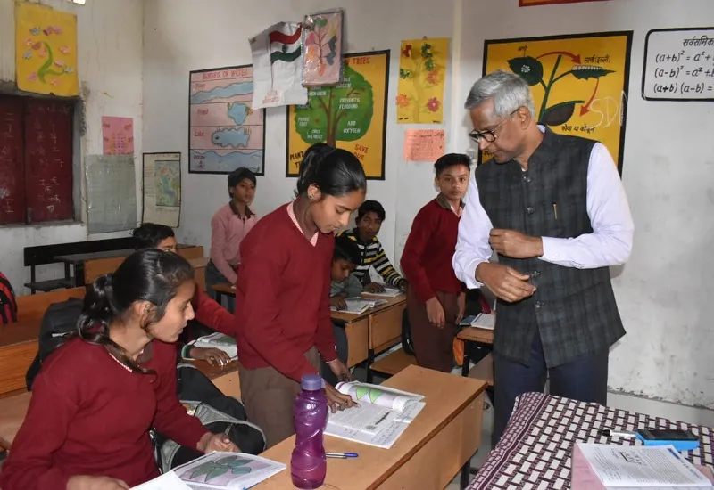 मुरादाबाद : मास्टर साहब बने जिलाधिकारी की क्लास में फेल हुए उच्च प्राथमिक के छात्र, छोटे बच्चे पास