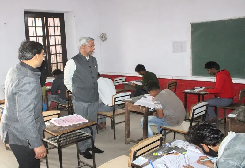 मुरादाबाद : जिलाधिकारी ने बोर्ड परीक्षा केंद्रों का किया निरीक्षण, शुचिता बनाए रखने का दिया निर्देश