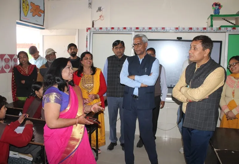 मुरादाबाद : डीएम ने कस्तूरबा गांधी आवासीय बालिका विद्यालय का किया निरीक्षण, व्यवस्था को बेहतर बनाने के दिए निर्देश