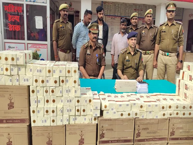 अयोध्या: ई रिक्शा की नंबर प्लेट लगाकर ट्रक से तस्करी कर बिहार ले जा रहे थे शराब की खेप, तीन गिरफ्तार