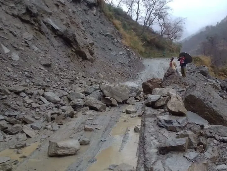 शिमला: चंबा-तीसा हाईवे पर भूस्खलन से कटा चुराह घाटी का संपर्क 