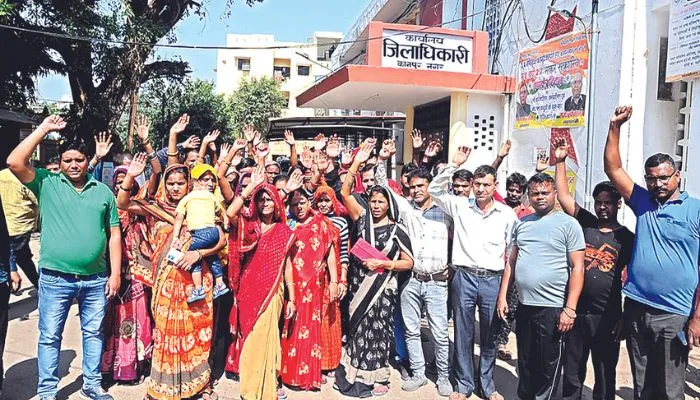 Kanpur News: हमें मत उजाड़ना डीएम साहब… कलेक्ट्रेट में DM से मिलकर लोगों ने अतिक्रमण अभियान नहीं चलाने की मांग