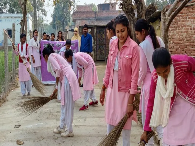  बहराइच: गांव की महिलाओं को साक्षर बनाने के लिए चलाया अभियान, छात्राओं ने रखे विचार
