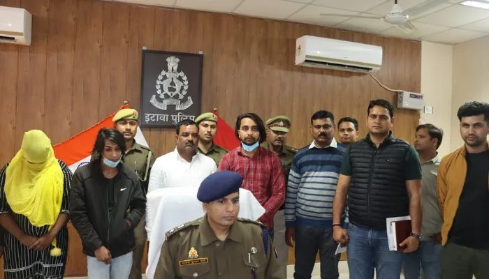 Etawah: Honey Trap का शिकार बनाकर लोगों को करते कंगाल, सोशल मीडिया रहता सॉफ्ट टारगेट, महिला समेत चार गिरफ्तार