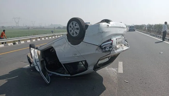 Etawah Accident : Agra Lucknow Expressway पर चालक को झपकी आने से रोड पर पलटी कार, दो मजदूर घायल
