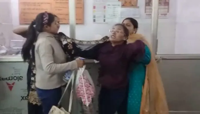 Etawah News : सीटी स्कैन कराने आई दो किशोरियों के बीच दलाली को लेकर हाई वोल्टेज ड्रामा, देखें- Video