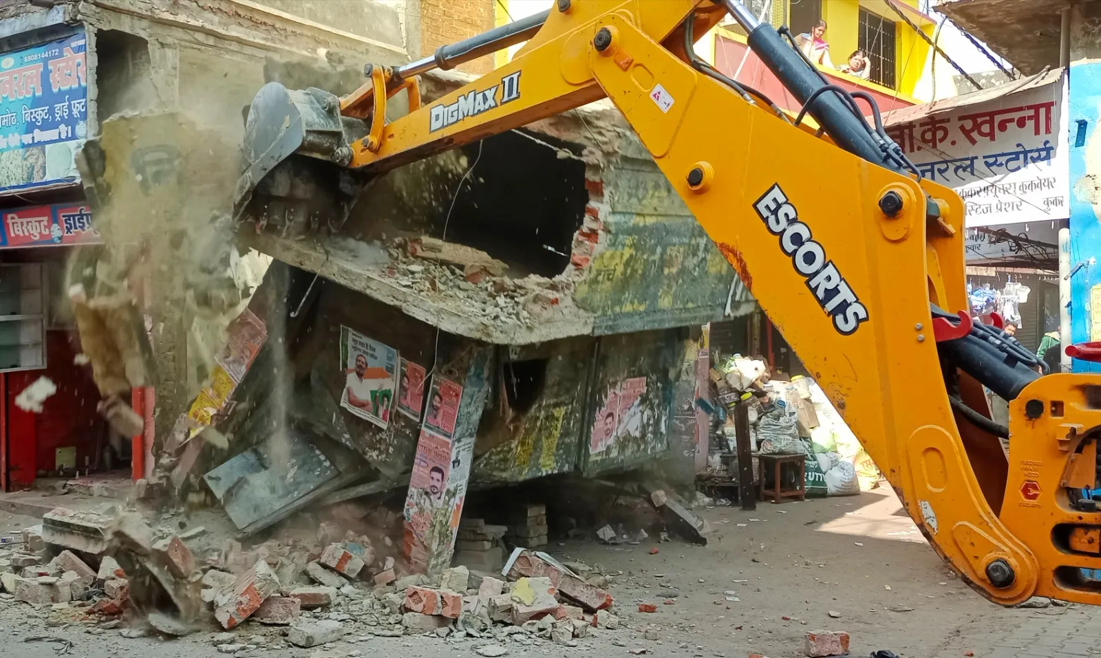 लखीमपुर खीरी: अतिक्रमण तोड़ने में व्यापारियों ने की ढिलाई, नगर पालिका ने चलाई जेसीबी 