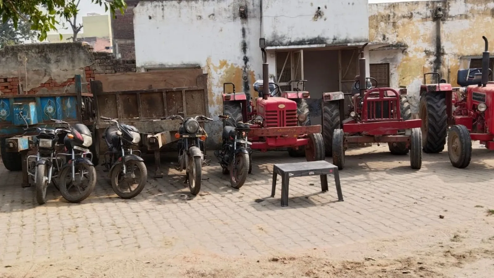 मेरठ : चोरी के ट्रैक्टर और बाइक के साथ पुलिस ने तीन चोर पकड़े
