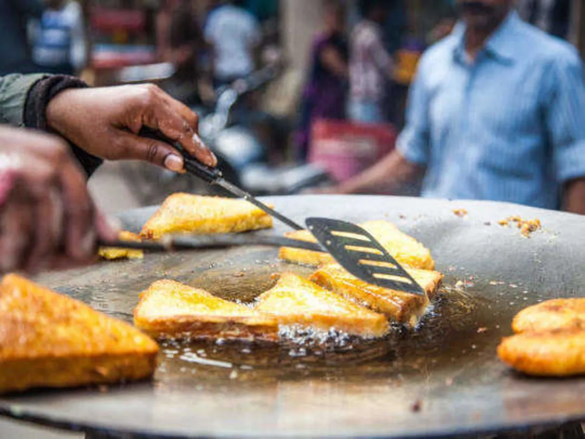 नैनीताल: न खाने की गुणवत्ता, न नियमों का पालन, खुले में बिक रही खाद्य सामग्री