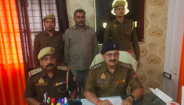 Fatehpur Crime : पहले साथ में बैठकर पैग लड़ाए, फिर साथी से हो गया विवाद तो पेचकस से गोदकर उतारा मौत के घाट