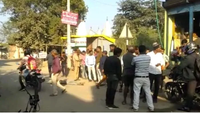 फतेहपुर की यह घटना दहला देगी आपका दिल, सड़क किनारे खड़े मजदूर को टक्कर मार तीन किमी तक घसीटती रही गाड़ी