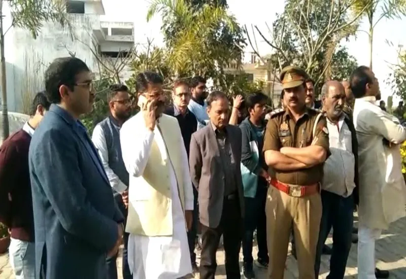 सीए हत्याकांड : शोकाकुल परिवार से मिले शहर विधायक रितेश गुप्ता ने बंधाया ढांढस, बोले-जल्द होगी कातिलों की गिरफ्तारी