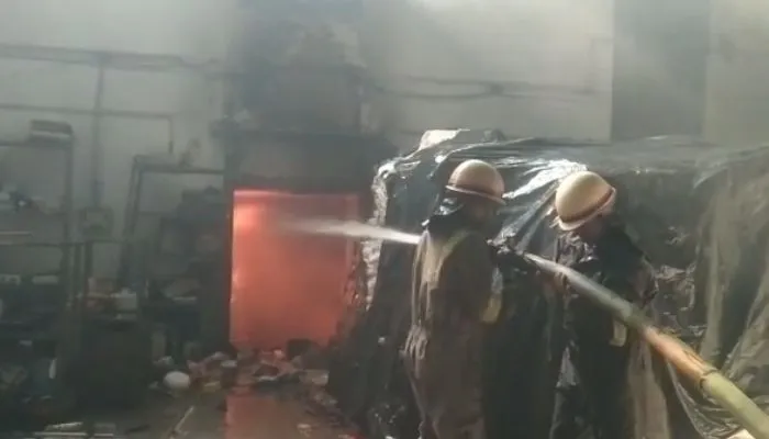 Fire In Kanpur : अपना सेल बाजार में लगी भीषण आग, दमकल की कई गाड़ियां बुझाने का कर रही प्रयास