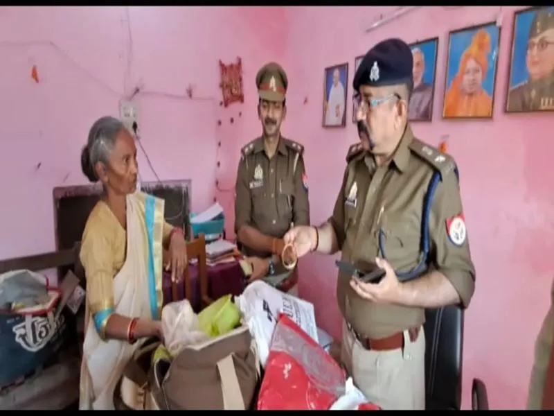 Video: आशीर्वाद दीजिए रुपया नहीं...बहराइच पुलिस ने पेश की मिशाल, MP से दर्शन को आई श्रद्धालु का जेवरात और रुपया भरा बैग लौटाया