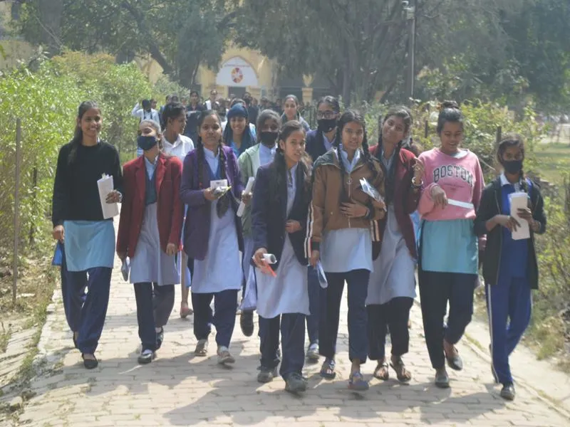UP Board Exam: अयोध्या में पकड़ा गया एक और मुन्ना भाई, छात्र के स्थान पर दे रहा था परीक्षा